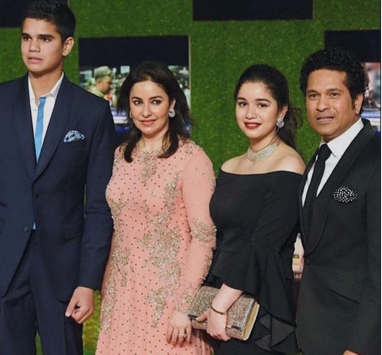  তেতিয়া ছচিয়েল মিডিয়া নাছিল আৰু বিদেশলৈ ফোন কৰাটো আছিল বহুত বেছি খৰচী। সেয়ে শচীন যেতিয়া বিদেশ ভ্ৰমণত আছিল অঞ্জলিয়ে মাষ্টাৰ-ব্লাষ্টাৰ বেটছমেনগৰাকীলৈ চিঠি লিখিছিল।(Instagram Photo)