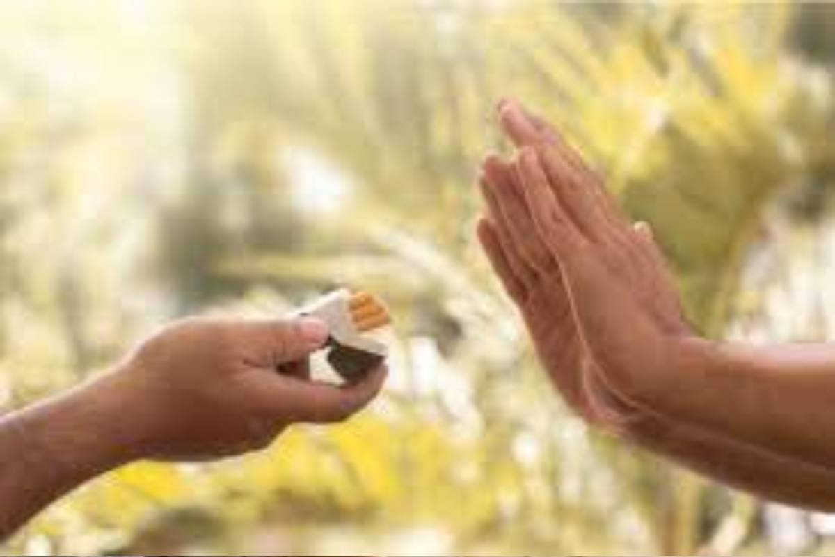  কৈশোৰৰ বন্ধুসকলৰ ফালৰ পৰা ধূমপানৰ প্ৰস্তাৱ অহাটো স্বাভাৱিক। সেই প্ৰস্তাৱ প্ৰত্যাখ্যান কৰাৰ বাবে যে কোনো লাজ বা অক্ষমতা নাই বুজাই দিয়ক সন্তানক। আপুনিও তেওঁৰ সৈতে মিলি থাকক বন্ধুৰ দৰে। শিকাওক, সন্তানে যেন বন্ধুবৰ্গক ক’ব পাৰে, ‘মই ধূমপান নকৰো’।