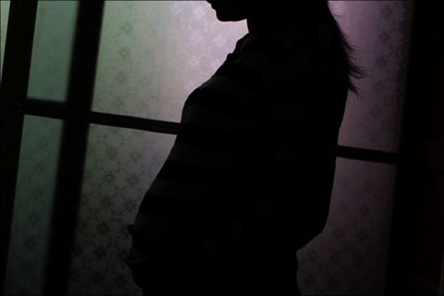  তেওঁ বৰ্ণনা কৰিছিল যে গৰ্ভপাত আৰু অকাল জন্মৰ প্ৰতিবেদন 'কোভিড ভেকছিন প্ৰাপ্ত কৰা গৰ্ভৱতী মহিলাৰ ক্ষেত্ৰত এতিয়ালৈকে কম'। তথ্যই দেখুৱাইছিল যে কোভিডৰ বাবে চিকিৎসালয়ত ভৰ্তি হোৱা বেছিভাগ গৰ্ভৱতী মহিলাই টিকাকৰণ অবিহনে আছিল। যোৱা ডিচেম্বৰৰ টিকাকৰণৰ আৰম্ভণিতে, তথ্যৰ অভাৱৰ বাবে ভেকছিন গৰ্ভৱতী মহিলাসকলক নিয়মীয়াকৈ দিয়া হোৱা নাছিল। কিন্তু টিকাকৰণৰ যুটীয়া সমিতি আৰু চৰকাৰক টিকাকৰণৰ বিষয়ে পৰামৰ্শ দিয়া এটা পেনেলে পিছত স্বীকাৰ কৰে যে গৰ্ভৱতী মহিলাসকলৰ বাবে টিকাকৰণ সুৰক্ষিত। (ফটো  Reuters)