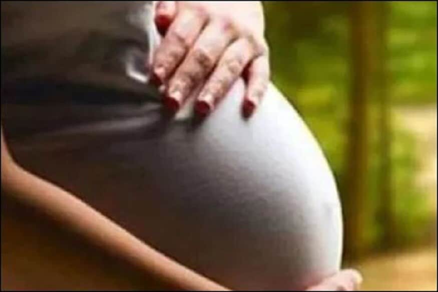  গৰ্ভৱতী মহিলাসকলক আঠ সপ্তাহৰ ব্যৱধানত ফাইজাৰ বা মডাৰ্ণা ভেকছিন দিয়া হয়। এম.এইচ.আৰ.এ.-য়ে কয় যে বিশ্বৰ ৯০ হাজাৰ গৰ্ভৱতী মহিলাক কোভিডৰ প্ৰতিষেধক দিয়া হৈছে আৰু তথ্যই দেখুৱায় যে তেওঁলোকৰ গৰ্ভপাত, অকাল জন্ম বা প্ৰজনন জনিত সমস্যাৰ আশংকা নাই। গৱেষণাত দেখা গৈছে যে গৰ্ভধাৰণত কৰোনা সংক্ৰমণে অকাল জন্মৰ আশংকা ৬০ শতাংশলৈকে বৃদ্ধি কৰিব পাৰে। কেলিফৰ্ণিয়া বিশ্ববিদ্যালয়ৰ গৱেষকসকলে এই সিদ্ধান্তত উপনীত হৈছিল যে ক'ৰোনা পজিটিভ গৰ্ভৱতী মহিলাসকলৰ ৩৭ সপ্তাহ বা তাৰ আগতে প্ৰসৱ হোৱাৰ সম্ভাৱনা অধিক। (ফটো news18 english)