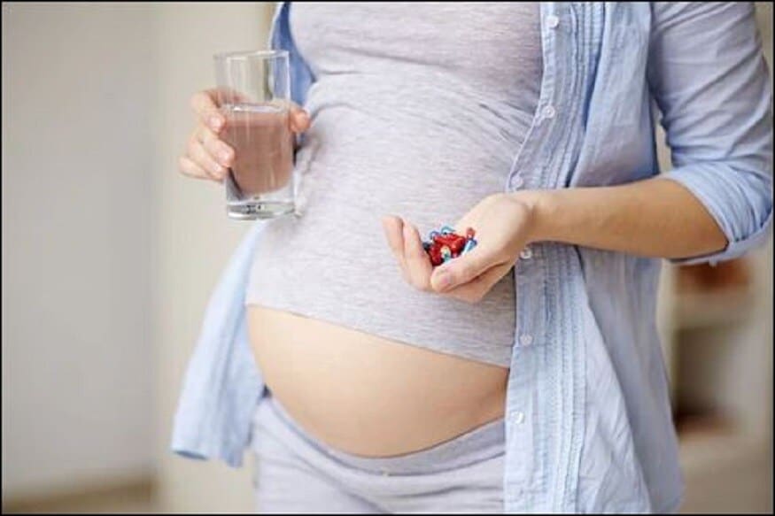  তেওঁলোকে জুলাই  ২০২০ ৰ পৰা জানুৱাৰী  ২০২১ লৈ  ২লাখ ৪০ হাজাৰৰ জন্মৰ তথ্য সংগ্ৰহ কৰিছিল। এই সময়ছোৱাত, প্ৰায়  ৯ হাজাৰ মহিলাক গৰ্ভধাৰণৰ সময়ত ক'ৰোনা পজিটিভ পোৱা গৈছিল। অকাল জন্মৰ ফলত কেঁচুৱাটোৰ ওপৰত কম সময় আৰু দীঘলীয়া নেতিবাচক প্ৰভাৱ পৰিব পাৰে। গৱেষণাৰ ফলাফলবোৰ লেঞ্চেট আঞ্চলিক স্বাস্থ্যত প্ৰকাশ কৰা হৈছে। গৱেষকসকলে কৈছিল যে কোভিডৰ লক্ষণ থকা গৰ্ভৱতী মহিলাসকলে অকাল সন্তান জন্ম দিয়াৰ সম্ভাৱনা দুইৰ পৰা তিনিগুণ বেছি। (ফটো  AFP)