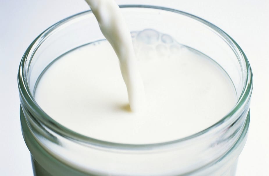  ১) ডার্ক চাৰ্কলৰ পৰা মুক্তি পোৱাৰ সকলোতকৈ ফলপ্ৰসূ উপাদান হৈছে গাখীৰ (Milk) । গাখীৰত ভিটামিন-এ আৰু বি-৬ থাকে যি ছালৰ ত্বকৰ নতুন কোষ নিৰ্মাণ কৰিব পাৰে। গাখীৰৰ সৈতে অলু ময়দা মিহলি কৰি মুখত সানিব লাগে। শুকাই কৰকৰিয়া হোৱাৰ আগে আগে পানীৰে ধুই পেলাওক। সাৱধান হ'ব যাতে চকুৰ কাষবোৰত মিশ্ৰণটো বেছি শুকাই নাযায়।