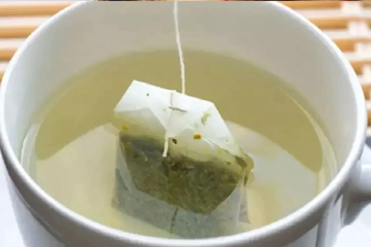  ৩) গ্রীণ টিৰ বেগ ঠাণ্ডা কৰি লৈ নাইবা বৰফৰ টুকুৰাও চকুৰ কাষত লগাব পাৰে। ই অনেক পৰিমাণত ডাৰ্ক চাৰ্কল কম কৰিব পাৰে।