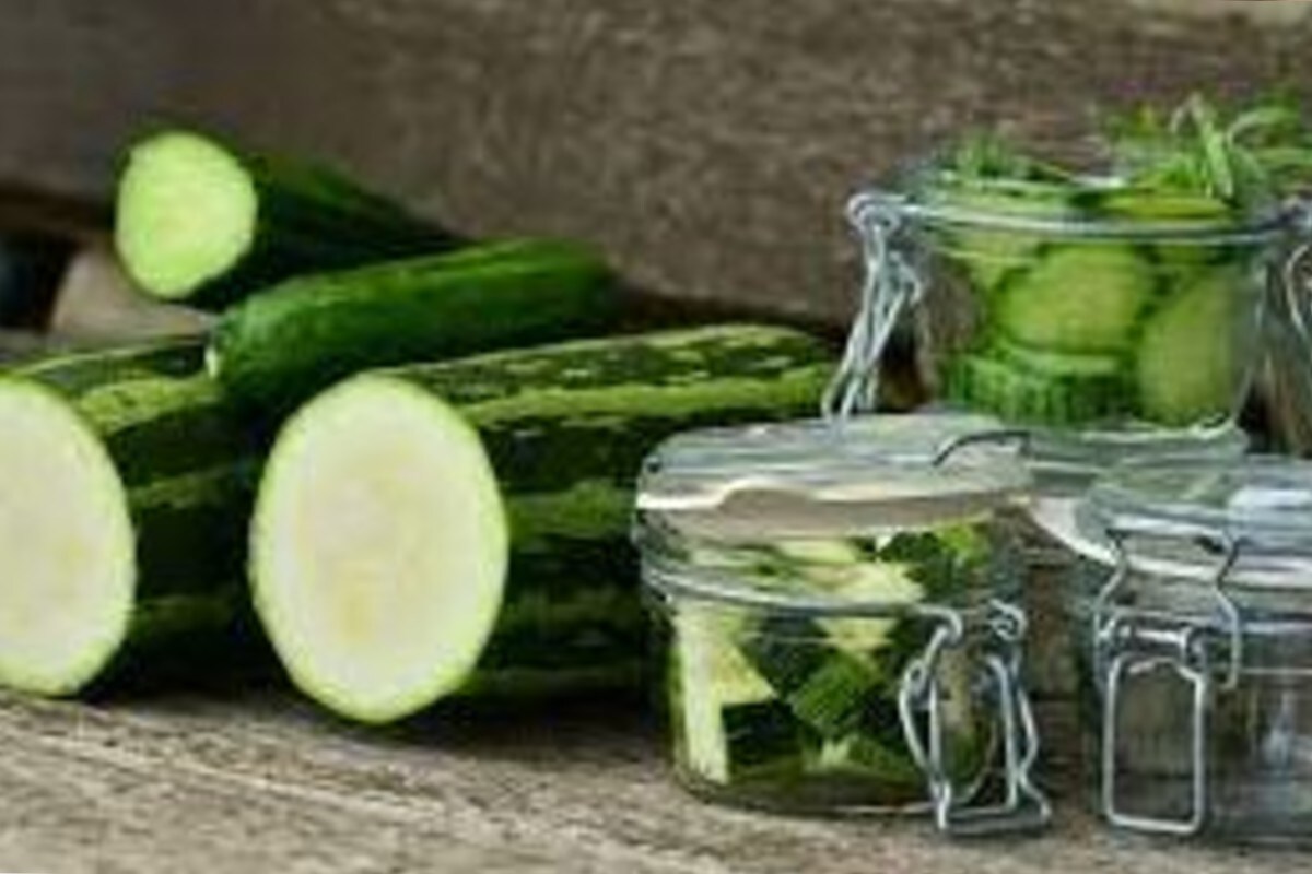  ৪) তিঁয়হৰ অনেক উপকাৰিতা আছে। তিঁয়হৰ ৰসৰ সৈতে নেমুৰ ৰস মিহলাই কপাহেৰে চকুৰ চাৰিওকাষে লগালে ডাৰ্ক চাৰ্কল সোনকালে কমি যায়। এই মিশ্ৰণ ১৫ মিনিটমান ৰখাৰ পিছত ধুই পেলাব লাগে।