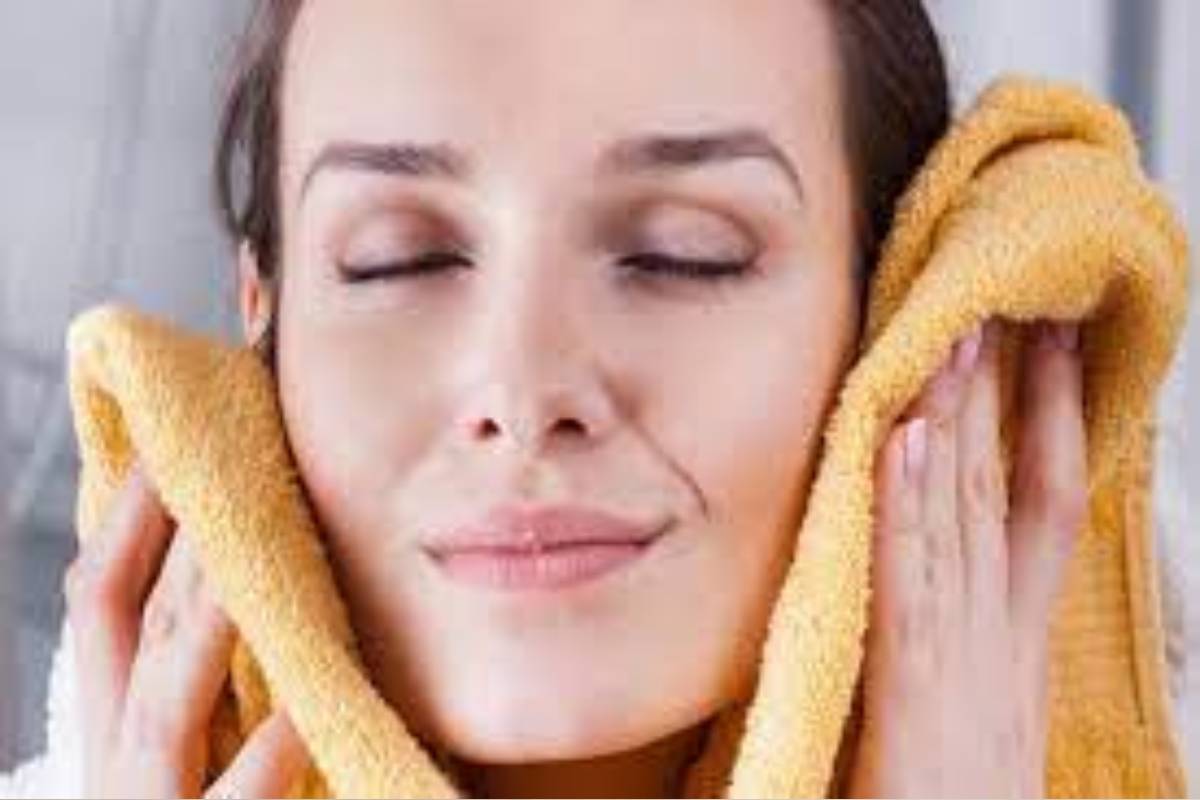  ব্যায়াম কৰাৰ সময়ত হাতৰ কাষতে ৰাখক এখন টাৱেল। বাৰে বাৰে মচি লওক ঘাম। নহ’লে ঘাম জমা হৈ সংক্ৰমণৰ আশংকা থাকে। পৰিষ্কাৰ টাৱেলৰ বাদে আপোনাৰ নিজৰ হাত বাৰে বাৰে মুখত নলগাব। সেয়া কৰিলে মুখত আৰু বেছি বীজাণু লাগি যোৱাৰ সম্ভাৱনা থাকে।