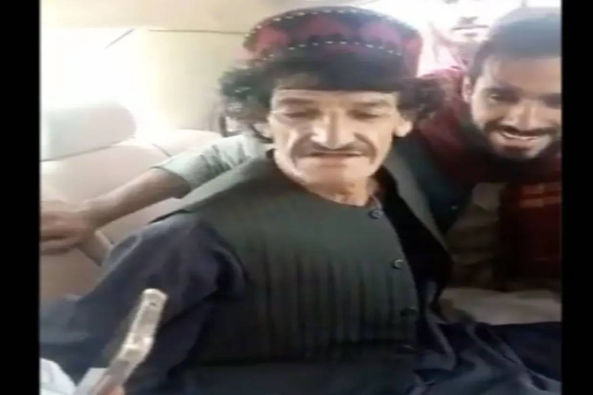  পিছে তালিবানৰ ভয়ত জীৱনৰ হাঁহি হেৰুৱাই পেলোৱা নাছিল নজৰে। তালিবানে অপহৰণ কৰি নিয়া ভিডিঅ'ত দেখা গৈছে অপহৰণকাৰীৰ মাজতো কৌতুক কৈ আছিল নজৰ মহম্মদে। এনে এটা কৌতুকৰ সময়তে কাষত থকা তালিবান কেডাৰ এজনে হাঁহি থকাও দেখা গৈছে। কিন্তু লগে লগে আন এজনে শোধাইছে প্ৰচণ্ড চৰ।