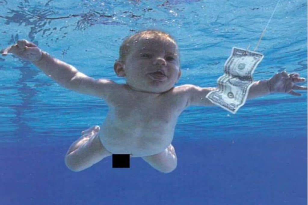  ৩০ বছৰ আগতে, নিৰ্বানা (Nirvana) বেণ্ডে তেওঁলোকৰ প্ৰথম সংগীত এলবামৰ কাভাৰত এটি চাৰি মহীয়া নাঙঠ শিশুৰ ফটো লগাইছিল য'ত শিশুটিয়ে এখন নোট ধৰিবলৈ চেষ্টা কৰি আছিল।