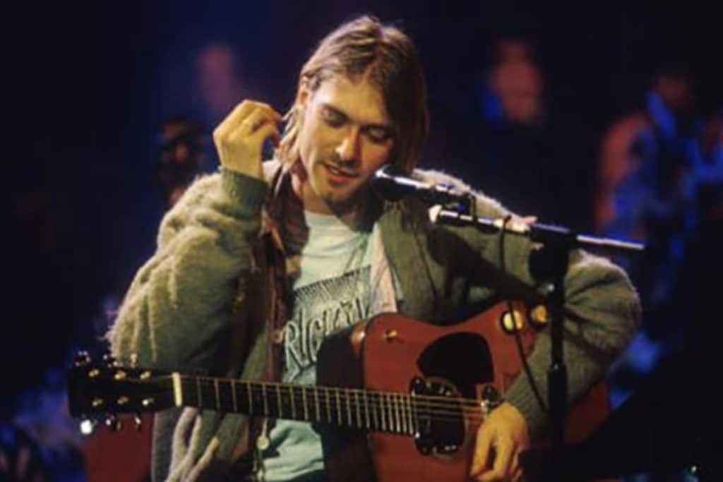  এলডনে এই অভিযোগ কৰি নিৰ্বানা বেণ্ডৰ বিৰুদ্ধে গোচৰ ৰুজু কৰিছে। এলডনে কৈছে যে ছবিখন এনেকুৱা লাগিছে যেন তেওঁ নগ্ন হৈ টকাৰ পিছত দৌৰি আছে। এইটো শিশু পৰ্ণগ্ৰাফীৰ দৰে বুলি মন্তব্য কৰিছে এলডনে।