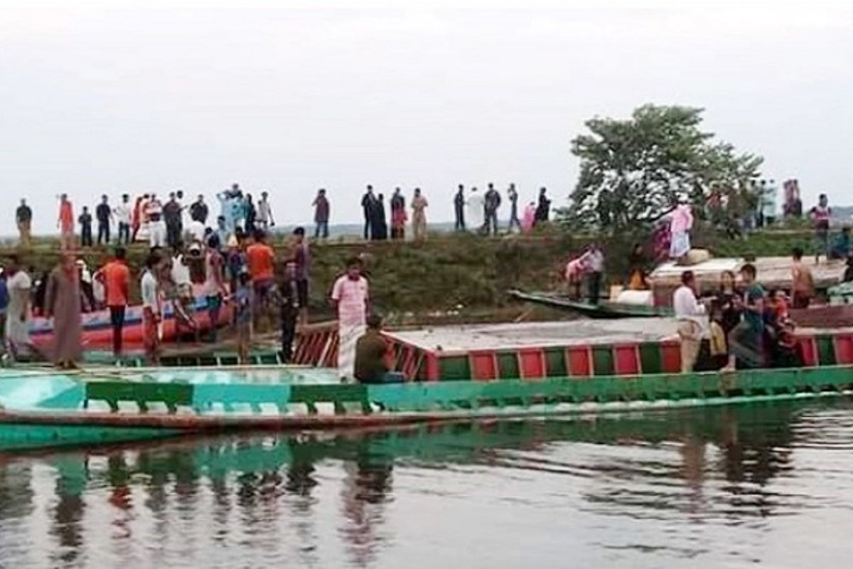  স্থানীয় সূত্ৰৰ খবৰ অনুসৰি, শুকুৰবাৰে সন্ধিয়া ৬ বজাত বিজয়নগৰৰ চম্পকনগৰ নৌকা ঘাটৰ পৰা যাত্ৰীবাহী এখন ইঞ্জিনচালিত নাও ব্ৰাহ্মণবাৰীৰ জিলাৰ সদৰৰ অভিমুখে গৈছিল।  তিতাচ নদীৰ বিজয়নগৰৰ পত্তন ইউনিয়নৰ লইছকা বিলত বালি কঢ়িওৱা এখন ট্ৰলাৰৰ সৈতে মুখামুখি সংঘৰ্ষ হয়।