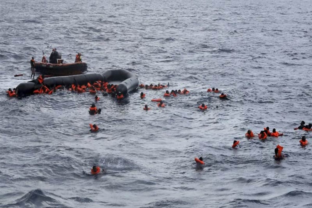  সেই সময়ত যাত্ৰীবাহী নাওখনৰ পিছফালে আৰু এখন বালিভৰ্তি ট্ৰলাৰ আছিল।  সেইখনেও নাওখনত খুন্দা মাৰে।  ফলত নদীৰ মাজতে নাওখন ওলটি খাই যায়। নাওখনত আছিল শতাধিক যাত্ৰী। প্ৰথমে স্থানীয় লোকে উদ্ধাৰ অভিযান চলায়। পিছত আৰক্ষী আৰু ফায়াৰ চাৰ্ভিচ ঘটনাস্থলীত উপস্থিত হয়।