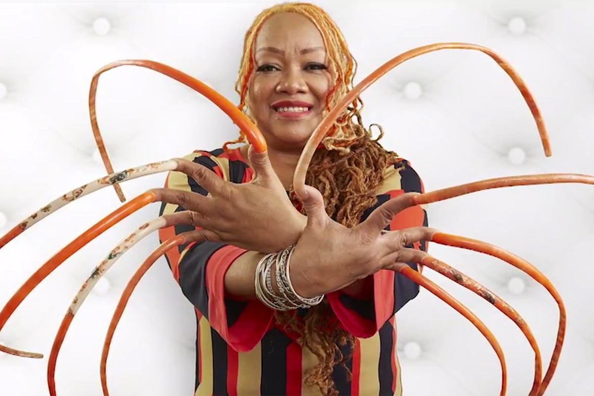  কটাৰ পূৰ্বে দেখা গৈছিল যে, আয়ানাৰ নখৰ দৈৰ্ঘ্য আছিল ২৪ ফুট। ২০১৭ চনত পৃথিৱীৰ দীৰ্ঘতম নখৰ ৰেকৰ্ড গঢ়িছিল আয়ানাই। সেইসময়ত তেওঁৰ নখৰ দৈৰ্ঘ্য আছিল ১৯ ফুট।