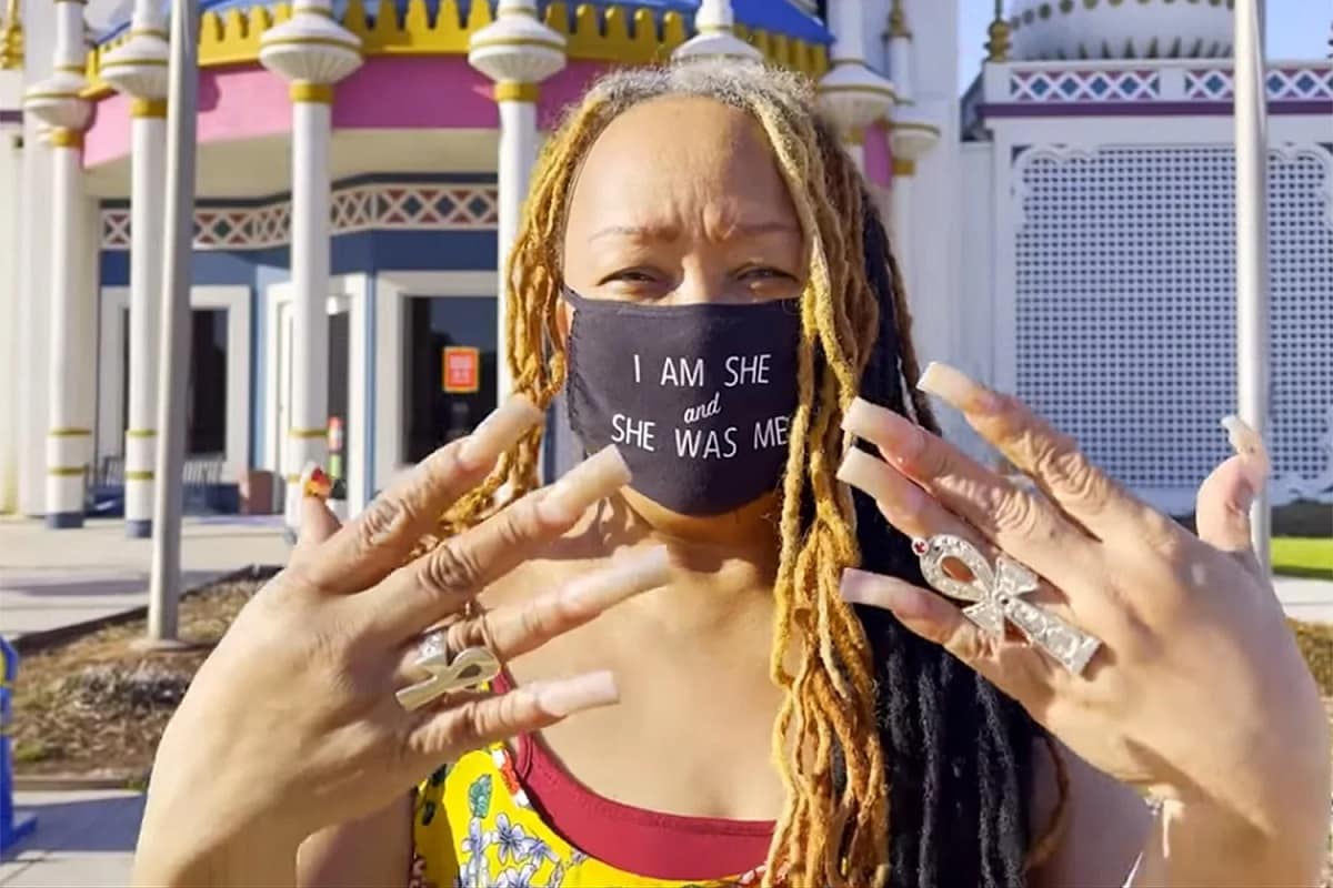  যোৱা এপ্ৰিল মাহত টেক্সাচৰ ফোৰ্ট ওয়াৰ্থৰ ডাৰ্মালোটোলজিত নিজৰ নখ কাটি দিয়ে আয়ানে।  এটা বেটাৰী ইলেক্ট্ৰিক যন্ত্ৰৰ সহায়ত নখ কটা হৈছিল। আয়ানে কৈছিল যে,  মোৰ নখ থাকক বা নাথাকক , মই ৰাণী হৈয়ে থাকিম। কাৰণ  মোৰ নখ মই নিজেই যতনেৰে ৰাখিছিলো।