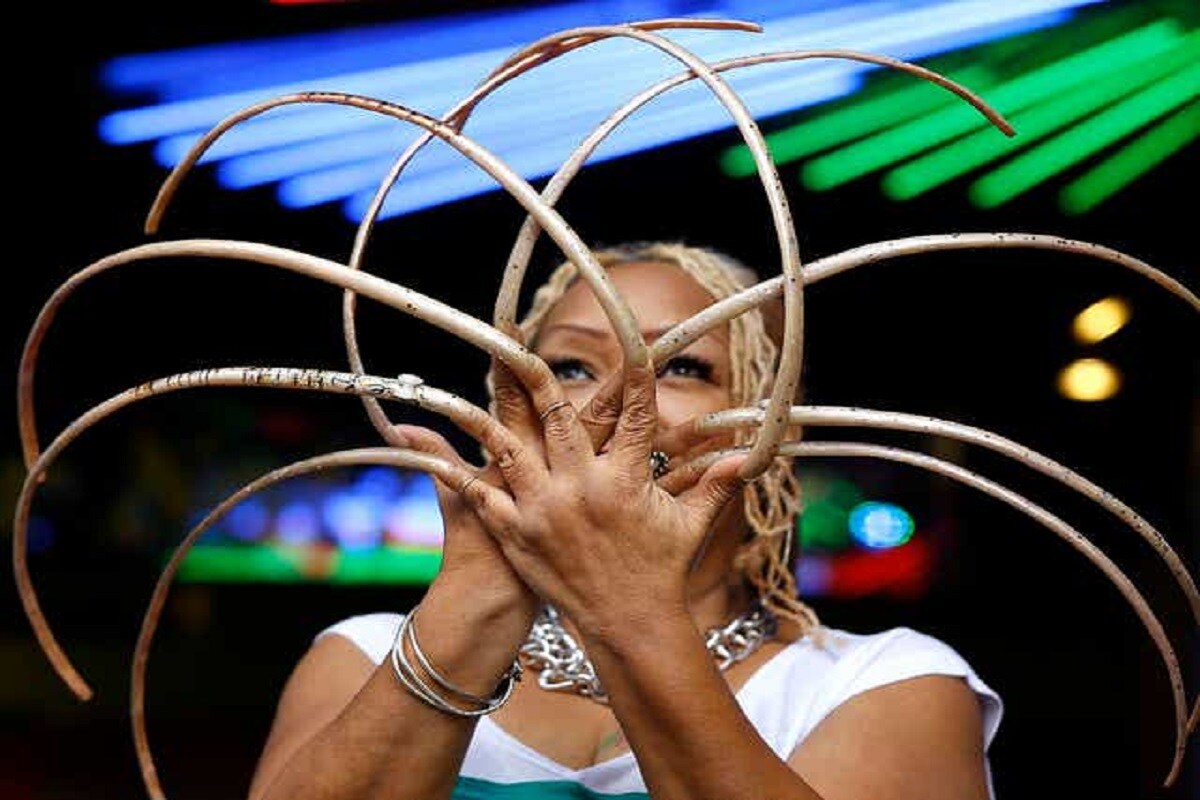  প্ৰসংগত, নখ  দীঘলকৈ ৰখাৰ বাবে দীৰ্ঘদিন ধৰি সাধাৰণ মানুহৰ দৰে দৈনন্দিক জীৱনৰ সকলো কাম কৰিব নোৱাৰিছিল আয়ানা উইলিয়ামছে।