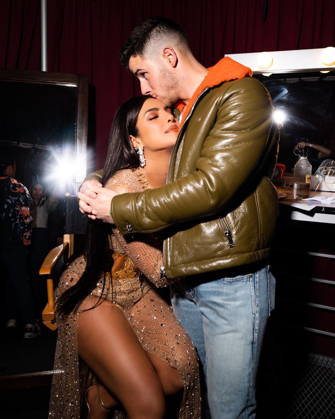  নিক জোনাছে প্ৰিয়ংকা চোপ্ৰাৰ কপালত এটা মিঠা আৱেশ ভৰা চুম্বন আঁকি দিয়া মুহূৰ্তত। (Image: Instagram)