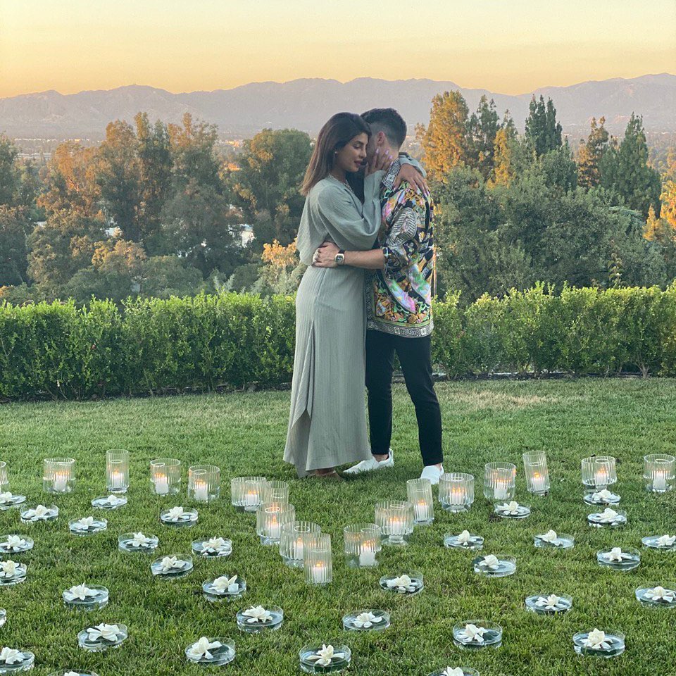  প্ৰিয়ংকা চোপ্ৰা আৰু নিক জোনাছে ইজনে সিজনক আলিঙ্গন কৰিছে। (Image: Instagram)