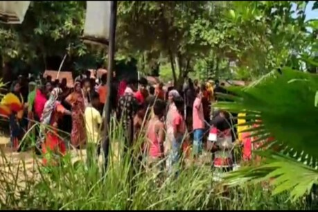 লংকাৰ ডাবলং উপ–স্বাস্থ্যকেন্দ্ৰত উত্তেজনা, ভেকচিন নাপাই স্বাস্থ্যকৰ্মীলৈ দলিয়ালে শিল–ইটাৰ টুকুৰা লংকাৰ ডাবলং উপ–স্বাস্থ্যকেন্দ্ৰত উত্তেজনা, ভেকচিন নাপাই স্বাস্থ্যকৰ্মীলৈ দলিয়ালে শিল–ইটাৰ টুকুৰা
