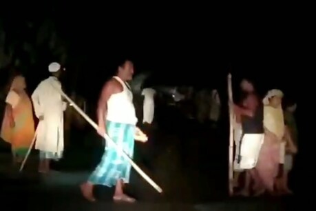 Black Man : বঙাইগাঁৱৰ পিছত এইবাৰ গোৱালপাৰা, কৃষ্ণাইত ক’লা মানুহ বিচাৰি নিশা হাতে হাতে দা, যাঁঠি–জোং লৈ ওলাই আহিল শ শ লোক Black Man : বঙাইগাঁৱৰ পিছত এইবাৰ গোৱালপাৰা, কৃষ্ণাইত ক’লা মানুহ বিচাৰি নিশা হাতে হাতে দা, যাঁঠি–জোং লৈ ওলাই আহিল শ শ লোক