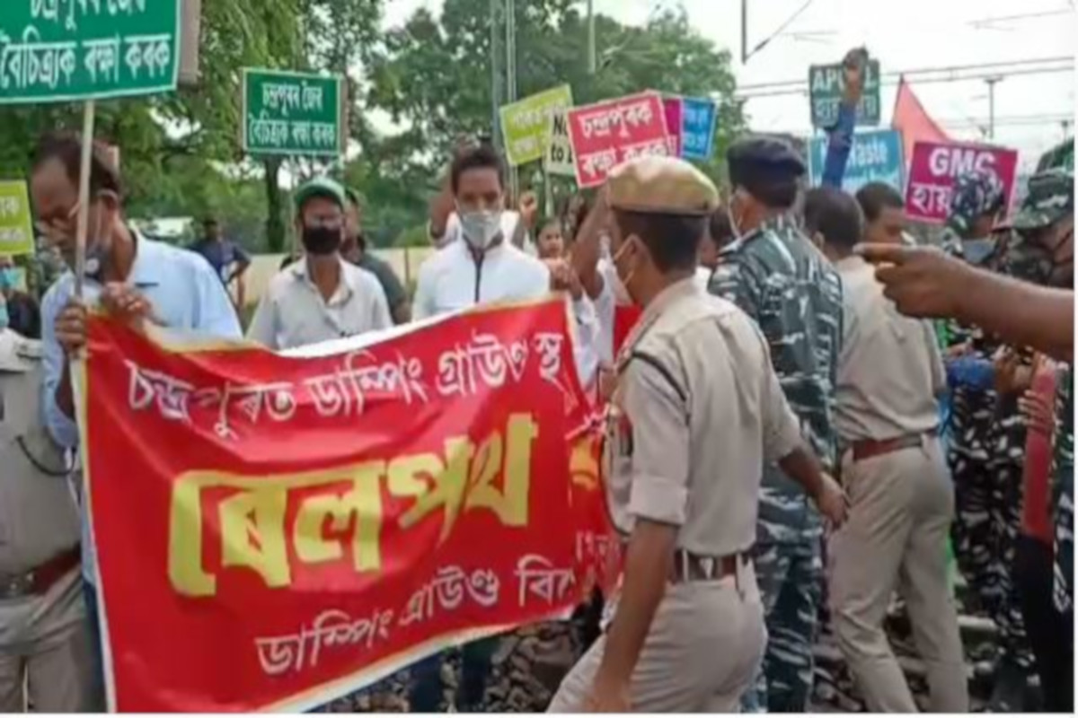 চন্দ্ৰপুৰত ডাম্পিং গ্ৰাউণ্ডৰ বিৰোধিতাৰে ৰে’ল পথ অৱৰোধ