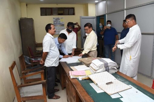 জলসম্পদ বিভাগৰ মুখ্য কাৰ্যালয়ত মুঠ ৩৫৭ গৰাকী কৰ্মচাৰীৰ ভিতৰত বৃহস্পতিবাৰে অনুপস্থিত ২৪ গৰাকী কৰ্মচাৰী। 