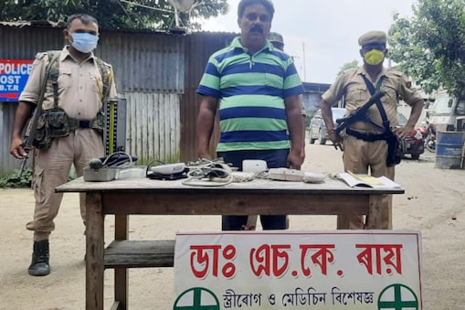 নিজৰ ফাৰ্মাচীত নিজকে স্ত্ৰীৰোগ আৰু মেডিচিন বিশেষজ্ঞ ডাঃ এছ কে ৰয় বুলি এখন চাইনবোৰ্ড আঁৰি দীৰ্ঘদিনৰে পৰাই চিকিৎসা সেৱা কৰিছিল ভুৱা চিকিৎসকজনে৷ 