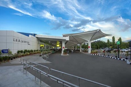 Guwahati Airport Name Controversy : ভাৰতৰত্ন গোপীনাথ বৰদলৈৰ সলনি আদানীৰ নামত হ'ব বৰঝাৰ বিমান বন্দৰ! তোলপাৰ অসমৰ ছচিয়েল মিডিয়া। Guwahati Airport Name Controversy : ভাৰতৰত্ন গোপীনাথ বৰদলৈৰ সলনি আদানীৰ নামত হ'ব বৰঝাৰ বিমান বন্দৰ! তোলপাৰ অসমৰ ছচিয়েল মিডিয়া।