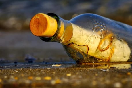 Mysterious Wine Bottle : সাগৰত উটি আহিছিল এটা পুৰণি সুৰাৰ বটল, এগৰাকী ৫২ বছৰীয়া মহিলাই পাই নিলে ঘৰলৈ, তাৰ পিছত কি হ'ল Mysterious Wine Bottle : সাগৰত উটি আহিছিল এটা পুৰণি সুৰাৰ বটল, এগৰাকী ৫২ বছৰীয়া মহিলাই পাই নিলে ঘৰলৈ, তাৰ পিছত কি হ'ল