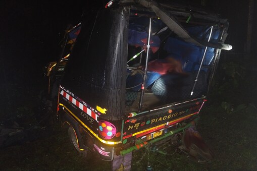 Accident: নৈশ সান্ধ্য আইনৰ মাজতে বঙাইগাঁৱত ভয়ংকৰ পথ দুৰ্ঘটনা ৷ উত্তৰ বঙাইগাঁও আৰক্ষী চকীৰ অন্তৰ্গত গাৰুগাঁৱত সংঘটিত এক পথ দুৰ্ঘটনাত টেম্পো আৰোহী এজন থিতাতে নিহত হোৱাৰ লগতে আন দুজন আৰোহী আহত হয় ৷