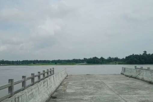 বঙাইগাঁৱত দহ বছৰে সম্পূৰ্ণ নহ’ল এখন দলং ৷ জিলাখনৰ বৰঘোলাৰ পৰা কলগাছিয়া সংযোগী ৪০ কোটি ৪৪ লাখ টকা ব্যয় সাপেক্ষে নিৰ্মাণ কৰা দলংখন অৰ্ধ সম্পূৰ্ণ হৈ পৰি আছে ৷