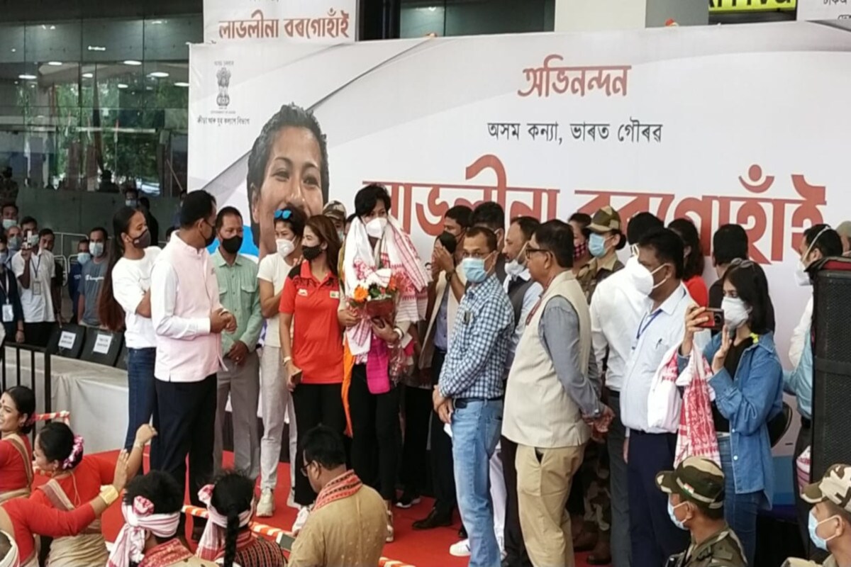  বিশ্ব জয় কৰি আজি মাতৃভূমিত উপস্থিত হোৱা অসম গৌৰৱ লাভলীনা বৰগোহাঁই (Lovlina Borgohain)য়ে বিমান বন্দৰৰ পৰা পোনে পোনে এখন চাৰ্টাৰ্ড বাছত হোটেল তাজ ভিভাণ্টালৈ ৰাওনা হয় লাভলীনা।