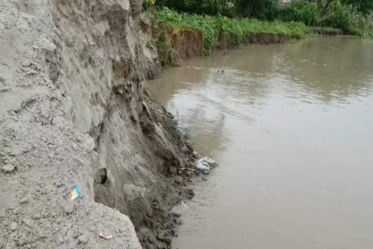 ব্ৰহ্মপুত্ৰৰ বাঢ়নী পানীয়ে মহানগৰীৰ চন্দ্ৰপুৰতো সৃষ্টি কৰিছে ব্যাপক খহনীয়াৰ
