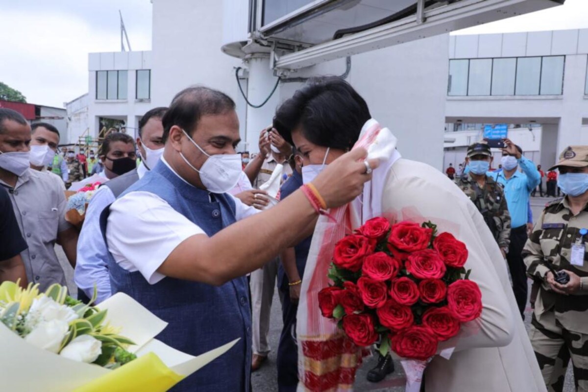  সমগ্ৰ অসম তথা গুৱাহাটীত এতিয়া লাভলীনা জ্বৰত আক্ৰান্ত হৈছে। বৰঝাৰৰ গোপীনাথ বৰদলৈ আন্তৰ্জাতিক বিমান বন্দৰত ঢোল-পেপাঁ-গগণাৰ মাতেৰে আৰু বিহু নামেৰে আদৰণি জনোৱা হয় লাভলীনাক।