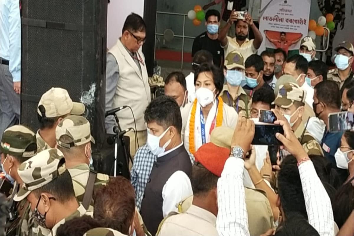  বিমান বন্দৰৰ পৰা পোনে পোনে খানাপাৰাৰ হোটেল তাজ ভিভাণ্টালৈ যাব লাভলীনা বৰগোহাঁই। মাজবাটত কোনোধৰণৰ আদৰণি কাৰ্যসূচী ৰখা নাই চৰকাৰে। হোটেল তাজ ভিভাণ্টা (Hotel Taj Vivanta)ত জিৰণি লৈ বিয়লি ৩ বজাত শ্ৰীমন্ত শংকৰদেৱ কলাক্ষেত্ৰত আয়োজিত সম্বৰ্ধনা সভাত অংশ ল'ব লাভলীনাই। কলাক্ষেত্ৰত মুখ্যমন্ত্ৰী হিমন্ত বিশ্ব শৰ্মাই লাভলীনাক চৰকাৰৰ তৰফৰ পৰা পুৰস্কৃত কৰাৰ লগতে জনাব সম্বৰ্ধনা।