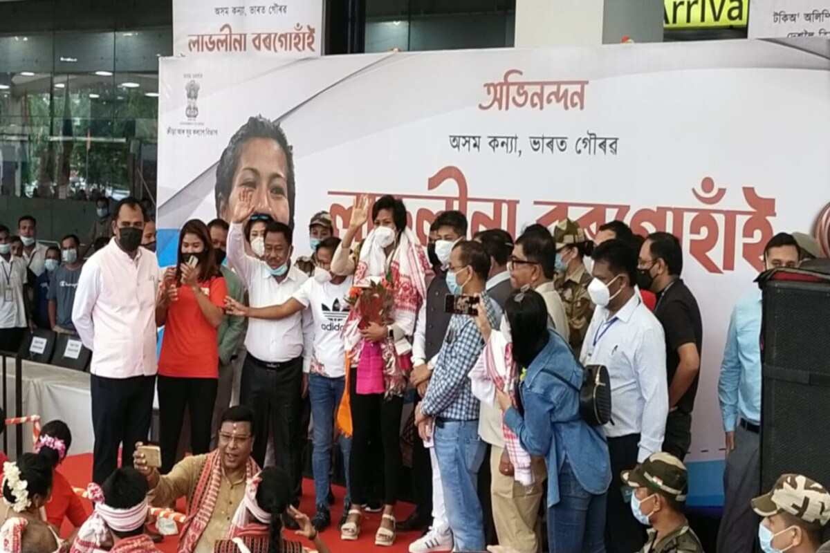  বক্সাৰগৰাকীয়ে সন্ধিয়া ৬ বজাত অসমৰ ৰাজ্যপাল অধ্যাপক জগদীশ মুখী আৰু অসম বক্সিং সংস্থাৰ বিষয়াসকলৰ সৈতে এক নৈশ ভোজত অংশ ল'ব। ইয়াৰ আগেয়ে লাভলীনাই দুপৰীয়া ১ বজাত সংবাদ মাধ্যমক সম্বোধন কৰিব। কাইলৈ পুনৰ দিল্লীলৈ উভতি যাব লাভলীনা।