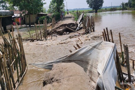 Flood in Gahpur: গহপুৰত ব্ৰহ্মাজান আৰু ছত্ৰং নদীৰ তাণ্ডৱ, মথাউৰি ছিঙি হাহাকাৰ পৰিস্থিতি Flood in Gahpur: গহপুৰত ব্ৰহ্মাজান আৰু ছত্ৰং নদীৰ তাণ্ডৱ, মথাউৰি ছিঙি হাহাকাৰ পৰিস্থিতি
