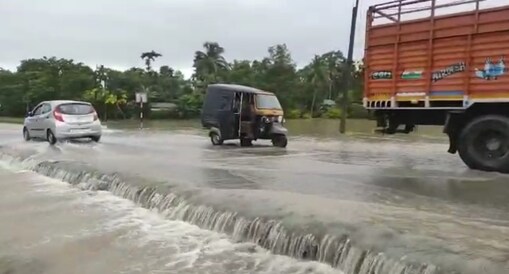 বঙাইগাঁৱত ৰাষ্ট্ৰীয় ঘাইপথৰে বাগৰিছে আই নৈৰ বাঢ়নী পানী ৷ কেইবাঠাইটো ৰাইজে শ্ৰমদানৰে মথাউৰি ৰক্ষাৰ অপ্ৰাণ চেষ্টা চলাইছে।