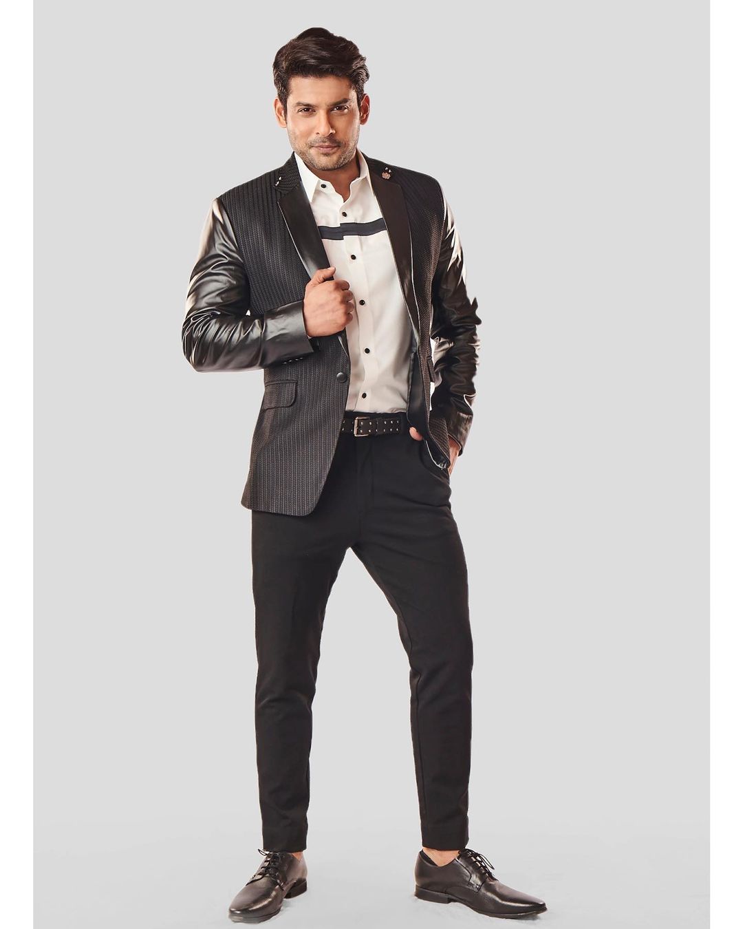  সিদ্ধাৰ্থ শুক্লাৰ মাক আৰু দুই ভগ্নী আছে। (Image: Instagram)