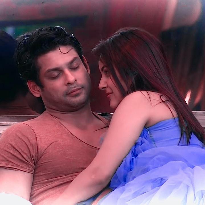  সিদ্ধাৰ্থ শুক্লা আৰু শ্বাহনাজ গিল প্ৰথমবাৰ বিগ বছ ১৩ত লগ পাইছিল। দুয়োৰে মাজত আছিল বন্ধুত্ব।