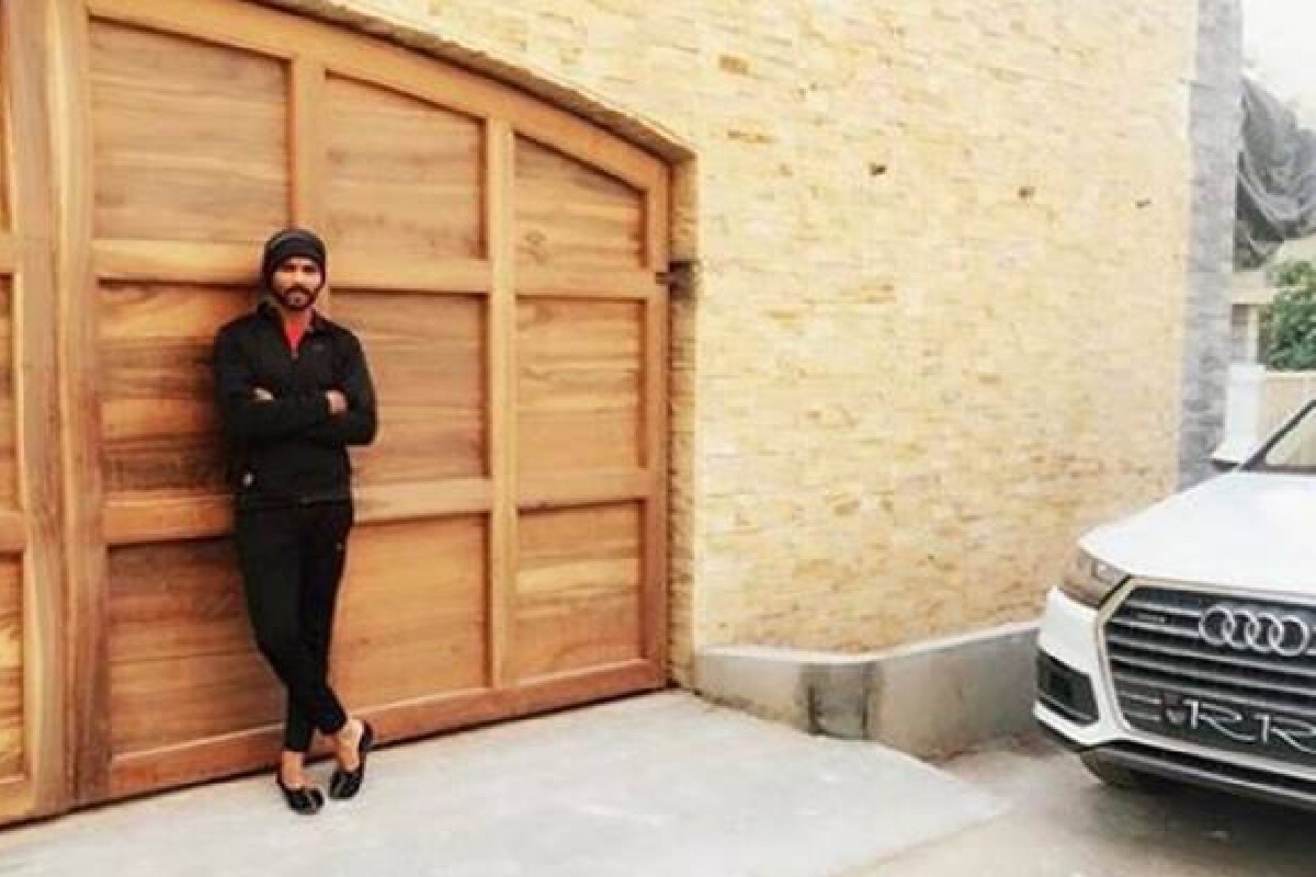  জামনগৰস্থিত জাদেজাৰ বাংলোৰ ভিতৰ ভাগ ৰাজমহলতকৈ কোনো গুণে কম নহয়। জাদেজাই এই বাংলো নিৰ্মাণত কোনো ক্ৰুটি কৰা নাই।  একেবাৰে ৰাজপ্ৰসাদৰ দৰে বাংলো। 