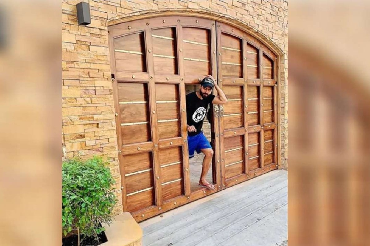  চাৰি মহলীয়া এই বাংলোৰ চাৰিওফালে ৰাজপুত সংস্কৃতিৰ ছবি স্পষ্ট। কিন্তু ঘৰৰ নিজৰ পচন্দৰ বহুকেইটা ঠাইতে জাদেজাক বেছিকৈ দেখা যায়।