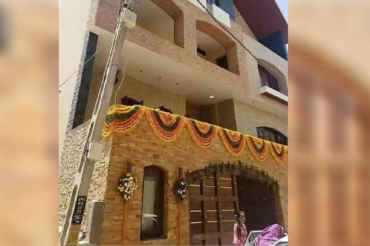  ঘৰৰ বিভিন্ন অংশ বহুমূলীয়া শ্বো-পিছেৰে সজোৱা হৈছে। আছে বহু পুৰণি হুকৰ পৰা আৰম্ভ কৰি গ্লাচৰ আচবাব।