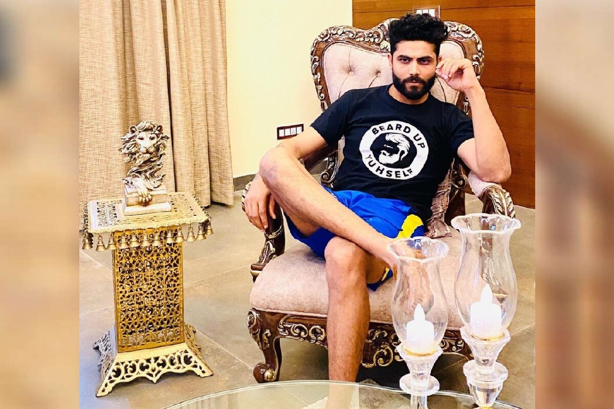  জাদেজাৰ ঘৰৰ ড্ৰয়িং ৰুমত এটে অতি বিলাসী চোফা আছে। ইয়াৰ বাদেও আছে এণ্টিত চেয়াৰ। ঘৰৰ ডাইনিং এৰিয়াও অত্যন্ত ডাঙৰ। 