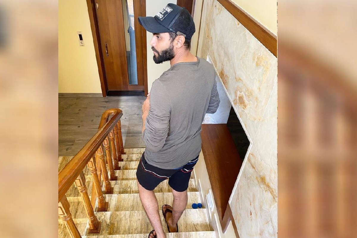  বাংলোৰ উপৰিও জাদেজাৰ আছে এটা ফাৰ্ম হাউচ। মিষ্টাৰ জড্ডু ফাৰ্ম হাউচ নামেৰে যি পৰিচিত। বেছি ভাগ সময় সেই ফাৰ্ম হাউচত থকা ঘোঁৰাৰ সৈতে সময় পাৰ কৰি ভাল পাই ভাৰতীয় দলৰ অলৰাউণ্ডাৰগৰাকীয়ে।