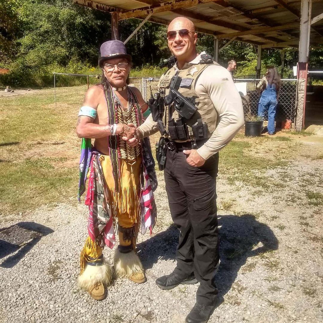  ডোৱাইনে জনছন গোটেই বিশ্বতে 'দি ৰক' (The Rock) নামেৰে বিখ্যাত। এৰিকৰ ফটো দেখি 'ৰক' নিজেও স্তম্ভিত হৈ পৰিছে আৰু এৰিকৰ ফটোত কমেণ্ট নিদিয়াকৈ থাকিব নোৱাৰিলে। (image: Instagram/efields.lt)