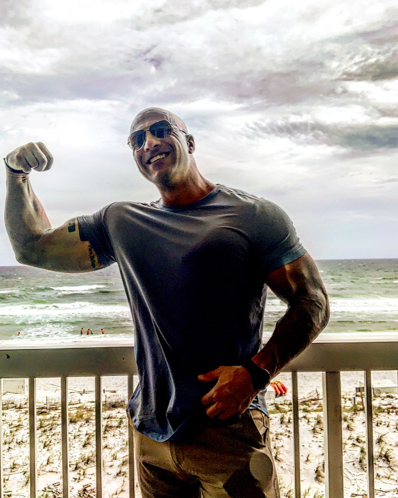  আলাবামাৰ মৰ্গান কাউণ্টীৰ আৰক্ষী কাৰ্যালয়ৰ ফেচবুক পেজৰ পৰা এজন স্থানীয় লোকৰ সৈতে এৰিকৰ ফটো শ্বেয়াৰ কৰা হৈছিল। বহু লোকেই এই ফটোখন ৪৯ বছৰীয়া 'দি ৰক'ৰ বুলি ভাবিছিল। (image: Instagram/efields.lt)