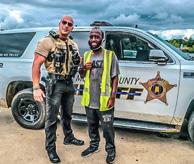  'ৰক' বুলি ভাবি বহুতেই আৰক্ষীৰ কাৰ্যালয়লৈ তেওঁক চাবলৈও গৈছিল। আৰু তাত এৰিকক লগ পাই আনন্দিত হৈছিল। (image: Facebook@MorganSheriffOffice)