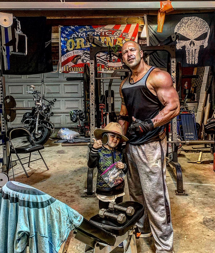  কেৱল চেহেৰাৰ ফালৰ পৰাই নহয়, ওখ-পাখ, বডী আৰু মাংশপেশী, সকলোপিনৰ পৰাই এৰিকৰ মিল আছে 'ৰক'ৰ সৈতে। (image: Instagram/efields.lt)