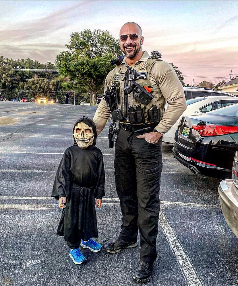  এৰিকে এটা সাক্ষাৎকাৰত কয় যে তেওঁ এই কথাটো খুব উপভোগ কৰিছে। নেটিজেনেসকলে তেওঁক সঁচাকৈ 'ৰক' বুলি ভাবে আৰু বহুতেই 'ৰক'ৰ যমজ ভাই বুলি মাতে। (image: Instagram/efields.lt)