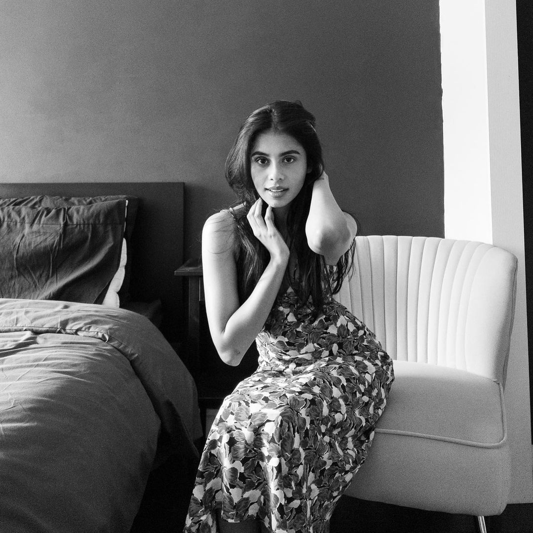  মিথুন চক্ৰৱৰ্তীৰ জীয়ৰী দিশানী চক্ৰৱৰ্তীয়ে বৰ্তমান নিউয়ৰ্ক চলচ্চিত্ৰ একাডেমীত অধ্যয়ন কৰি আছে। দিশানীয়ে বলীউডত প্ৰৱেশ কৰিব নে নাই সেয়া অদূৰ ভৱিষ্যতে জনা যাব। (Image : Instagram @dishanichakraborty)