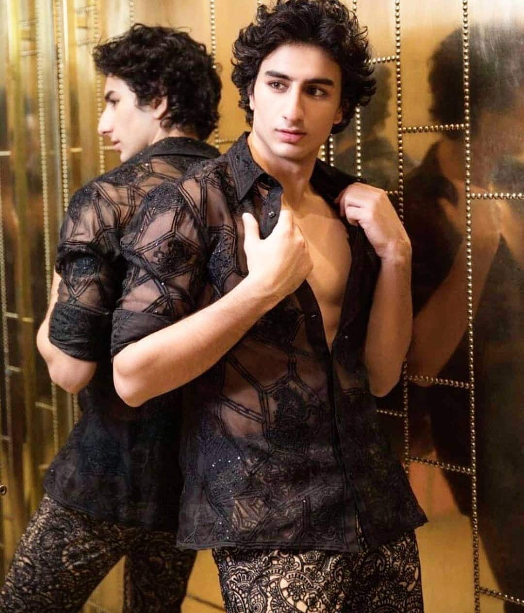  ছইফ আলী খানৰ পুত্ৰ ইব্ৰাহীম বৰ্তমান লণ্ডনত অধ্যয়ন কৰি আছে। ছইফ আলী খানৰ মতে ইব্ৰাহীম অভিনয়তকৈ পৰিচালনাৰ দিশত বেছি আগ্ৰহী।