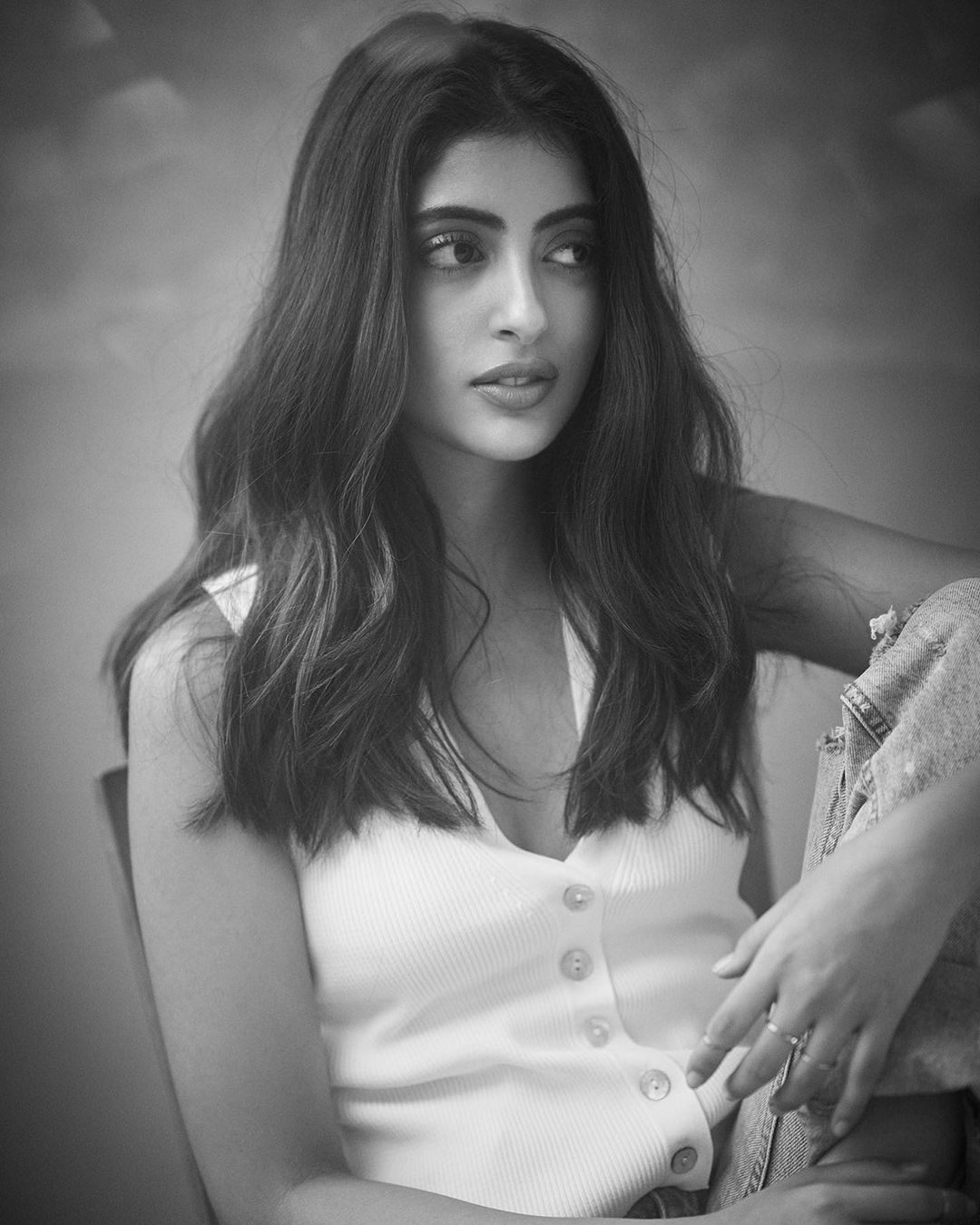  অমিতাভ বচ্চনৰ নাতিনী নব্যা নভেলী নন্দাই ইংলেণ্ডৰ ছেভনোক্স স্কুলত স্কুলীয়া শিক্ষা সম্পূৰ্ণ কৰাৰ পিছত নিউয়ৰ্কৰ ফৰ্ডহাম বিশ্ববিদ্যালয়ত অধ্যয়ন কৰি আছে। (Image : Instagram @navyananda)